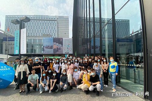 艺术设计学院产品设计系师生赴家博会参观交流 深化文化艺术交流策划实践